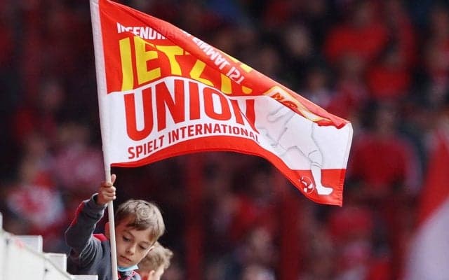 原口、遠藤所属のウニオン、22-23ホームユニはシンプルな赤白ストライプ