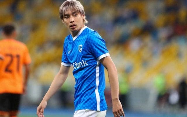 伊東純也所属のヘンク、新ユニフォームは青ベースに薄いストライプ！