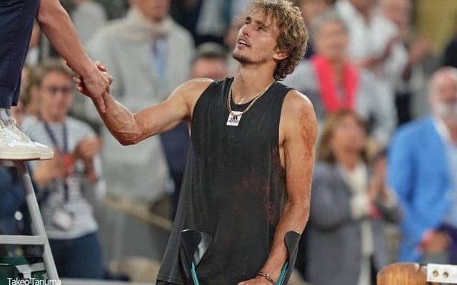 ズベレフが、術後初めて歩行する動画で笑顔「バージョン2.0」と綴る