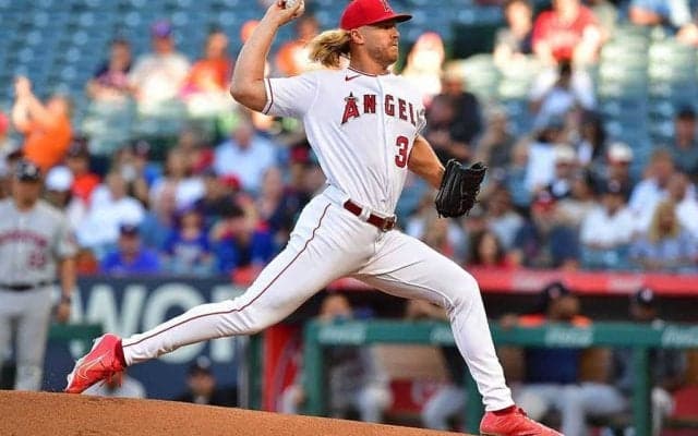 野球なのに「雷神キックでサードにパス」　大谷翔平同僚、サッカー顔負けの美技が話題