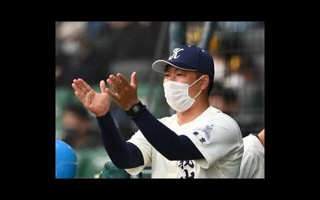 センバツで初のベスト４。國學院久我山の「学生コーチ」だった尾崎直輝監督の指導理念は「選手のミスは監督の責任」