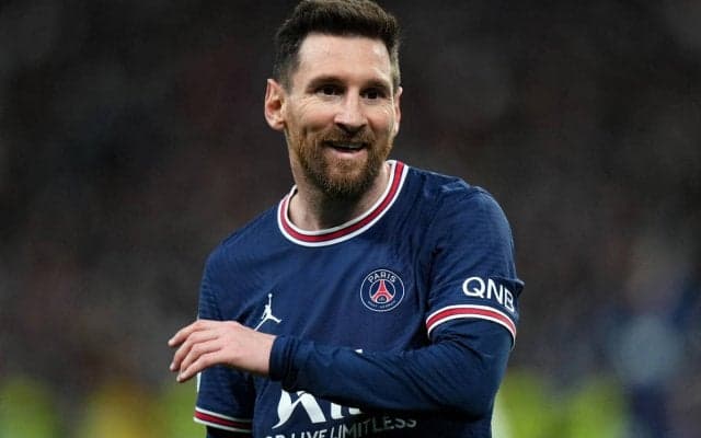 来日目前！バカンスからパリへと戻ったメッシがフランス革命祝う「パリ祭り」を満喫