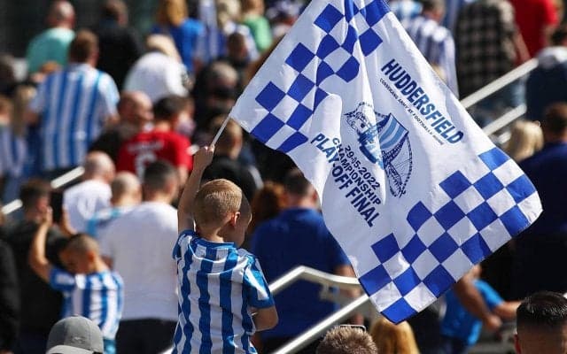 中山雄太加入のハダースフィールドが新ユニフォーム発表！ 3rdはピンクとパープルのグラデーション！