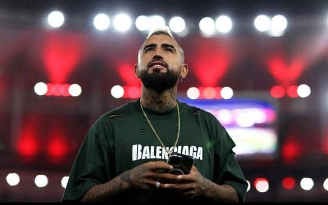 「ビーチでの生活を楽しむために来た」元ブラジル代表DFがフラメンゴ加入のビダルを非難