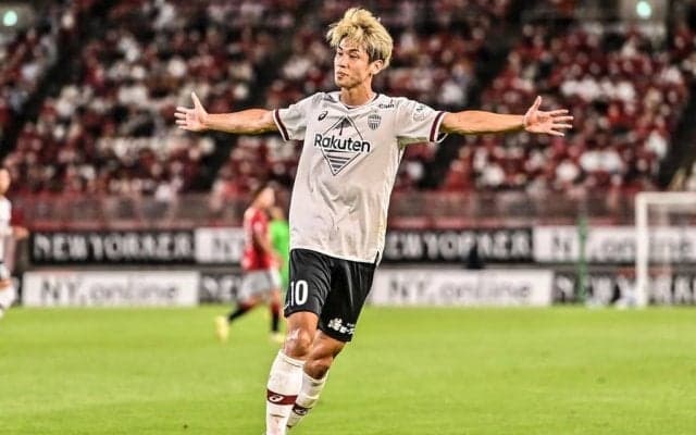 【鹿島】試合後のピッチで胸アツ場面！ 「男同士に余計な言葉はいらない」大迫勇也＆鈴木優磨が笑顔で抱擁