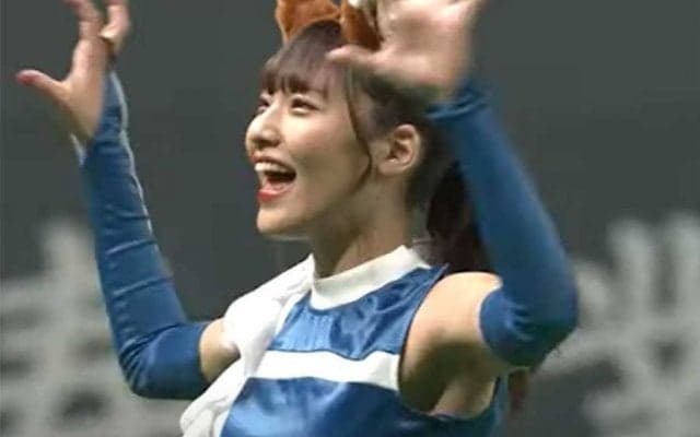 チアの腰に釘付け「なんか付いてる」　あざとさ増した魔性ぶりが「めっちゃ可愛い」