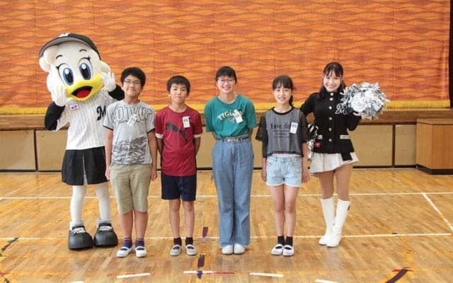 ロッテ、流山市内の小中学校全27校に消毒用アルコールディスペンサー計2320本を寄贈