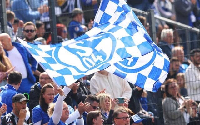 友情を表現！吉田加入のシャルケがニュルンベルクとほぼ“お揃い”のユニフォームを発表