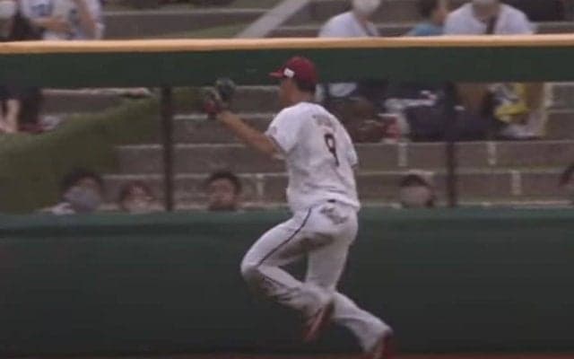 長打のはずが…「追いつくスピードがエグかった」　GG名手の“超速ダッシュ”に驚愕