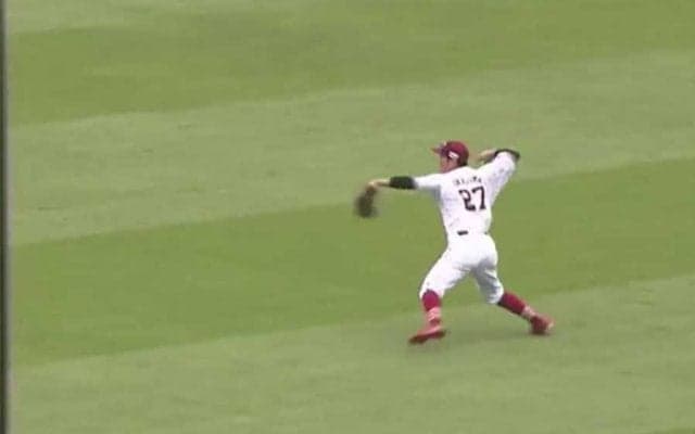 隙見逃さぬ“右直ゲッツー”が「素晴らしすぎる」　突き刺した強肩が「かっこよ！」