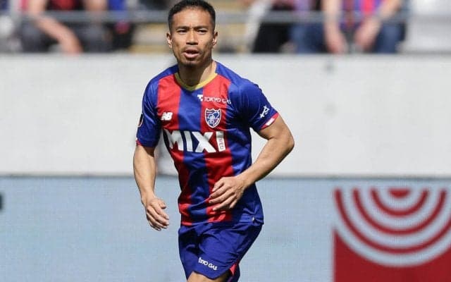 長友佑都、100試合出場セレモニーの写真を公開し感謝述べる「妻と子供たちに支えられていますありがとう」