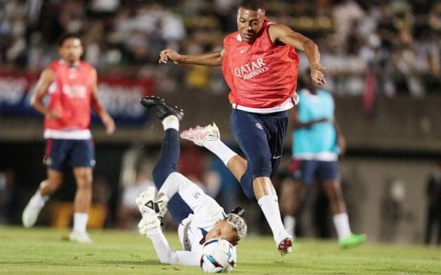 大人4500円、PSGの公開練習に1万3000人超！ 選手は精力的に汗流すも、最後に4人が相次いで乱入