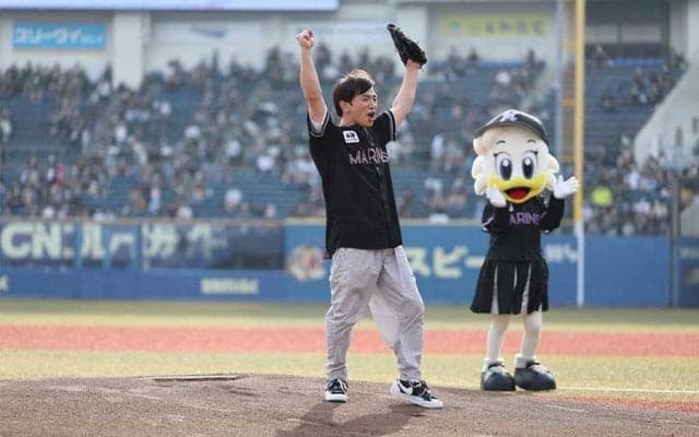 よゐこ濱口優「打ちとったどー！」　ロッテ戦ノーバウンド投球で“アイス芸人”の面目躍如