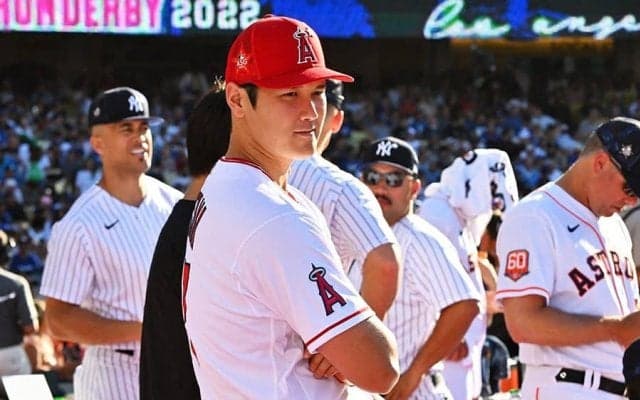 挟まれた大谷翔平が「デカすぎ、マジで…」と驚き　ヤンキース大砲2人と夢の共演に反響