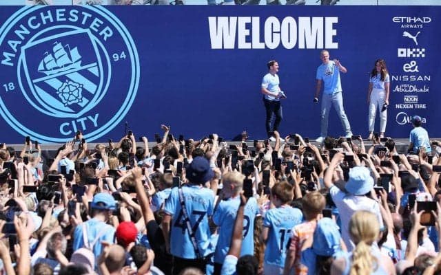 「ミラン感ある」シティが赤×黒の斜めストライプを施したアウェイユニを発表！「カッコイイ」