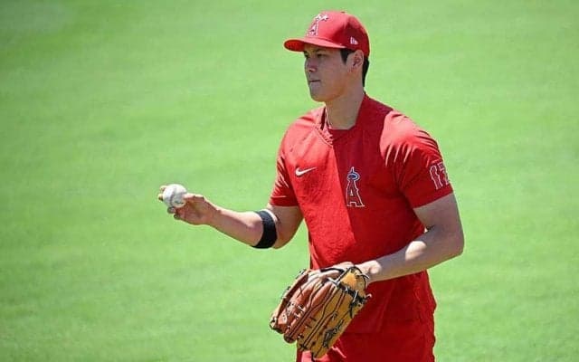 【MLB】大谷翔平の「スタイルやば」　193センチのスーツ着こなしが「足なっが！　顔ちっちゃ」
