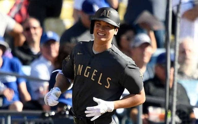 大谷翔平がベンチで仰天　味方の“悪球打ち弾”へのリアクションに米注目「楽しそう」