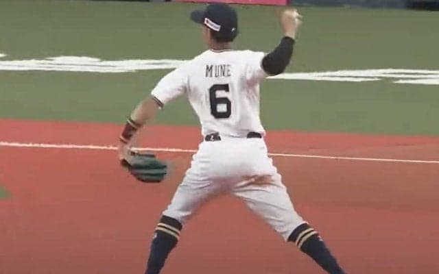 伸びるワンバン…オリ宗の“鬼送球”は「ボール跳ねすぎ」「普通に届いて草」