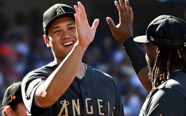 大谷翔平、元オリ助っ人の愛息抱いた柔和スマイルに日米反響「皆イケメン」「最高」