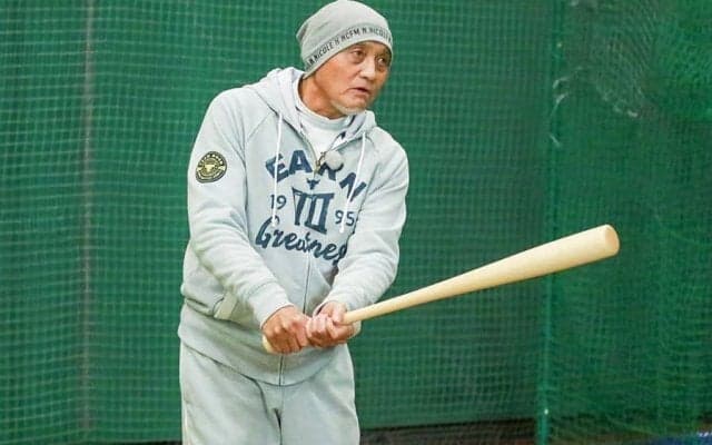 落合博満氏と阿部慎之助氏が実践　体の開きを抑えてバットをスムーズに出す練習法