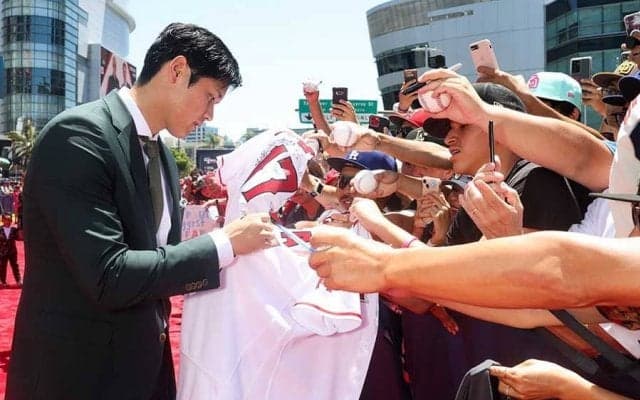 子供より必死な男性ファン、MLB球宴の大人げない行動に米注目「なんて恥ずかしいの」