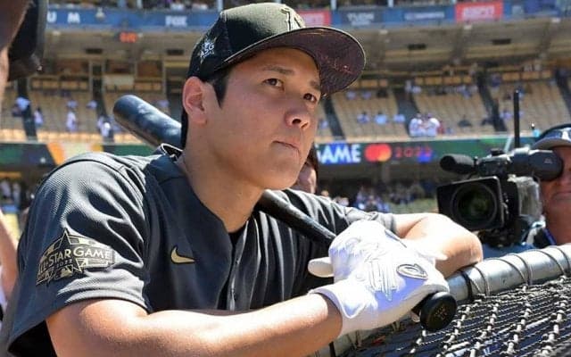 大谷翔平に「肩を揉まれてた…羨ましい」　中継に映った黒髪少女との交流に女性ファン虜