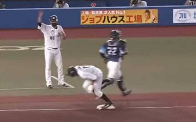 なぜそこに野手がいない…投げた一塁手が呆然の“大混乱”が「こんな得点初めて見た」