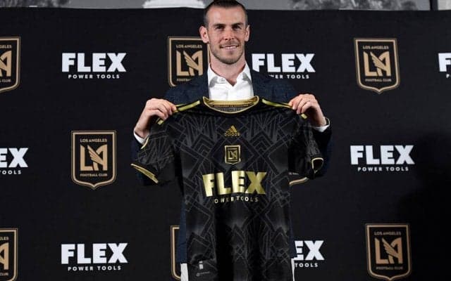 その心境はいかに？レアルのユニフォームにサインを求められたベイルが苦笑い「かなり気まずそうだ」