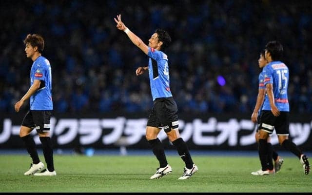 「冷静に考えたら、奇跡のポジショニング」クールな家長もメッシとムバッペに挟まれ思わず笑顔