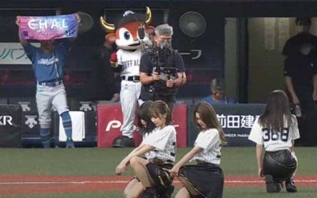 至近距離で元チア見つめる敵コーチ　まさかの“愛情返し”が「対応が神すぎる」