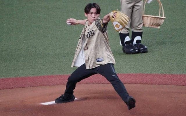 EXILE・NAOTOさん、“腹筋見せ”快速球に場内どよめき　超躍動フォームも「練習不足」