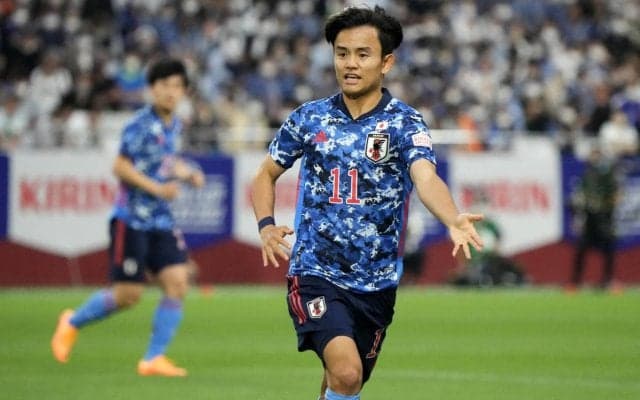 久保建英がスペインの子供に次々サインをプレゼント！少年も目の前の久保に思わず頭を抱える