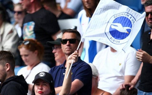 三笘薫所属のブライトンがホームユニを発表、クラブDJがライブ会場でお披露目