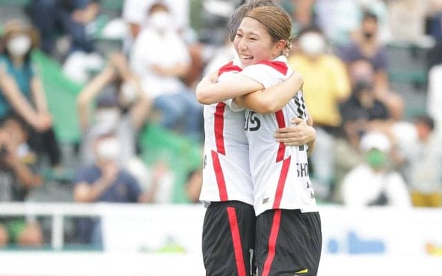 「雑誌の表紙やん」、「女優さん」浦和Lの塩越柚歩のラフなオフショットがカワイイと反響