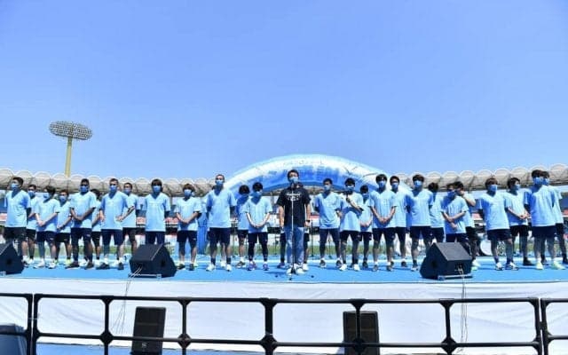 【川崎】チャナティップ、焼肉のタレを持ってファンの前で「エバラ最高！」を叫ぶ！ 最後にはタレをなめる「らしさ発揮」