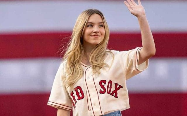 24歳金髪女優が「史上最高」の始球式　フォロワー1380万人、ボストン熱狂「大勝利だ」