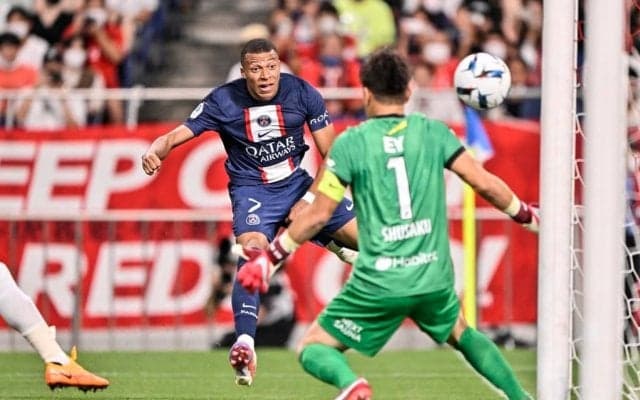 パリSG公式が「スーパーゴール」と認めた浦和戦のエムバペ圧巻弾！ 「夢見てたみたい」「えぐかった」と称賛相次ぐ