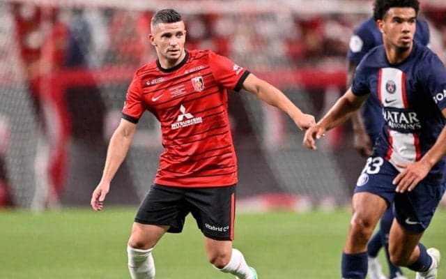 【浦和レッズ】メッシよりネイマールよりリンセンが見たい！ わずか9分で負傷交代の背番号９に「またFWがいなくなる」悲痛な声