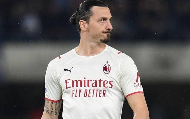 「すごい……」ズラタンが屋外で佇む姿が大反響、ボクサー一枚ゆえに際立つ筋肉美に「神だ」「年齢はただの数字」