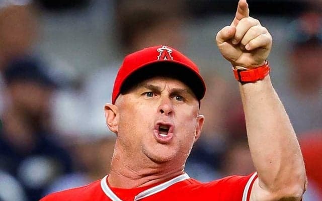 エンゼルス監督代行の退場劇　直前に見せていた怒りの行動に米反響「トラウトの顔…」