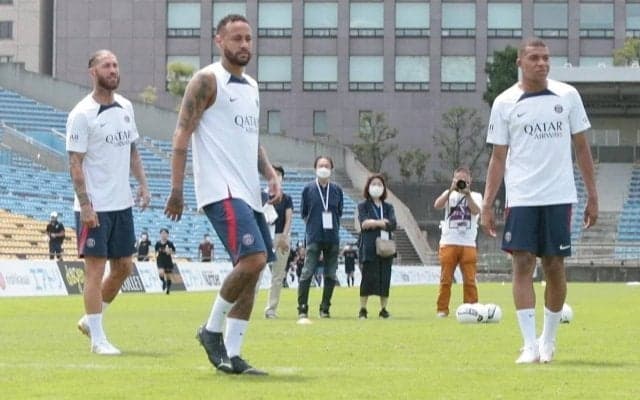 PSGのムバッペ、ネイマール、ラモスが『炎の体育会TV』に出演！ 鷲見玲奈アナとの4ショットも