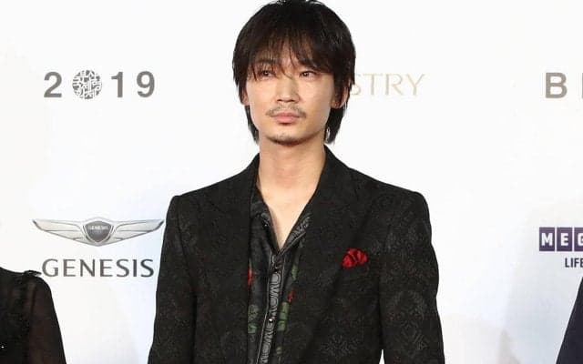 「メッチャ馬入」『オールドルーキー』綾野剛の登場に湘南ファンが大興奮！「入団か⁉」