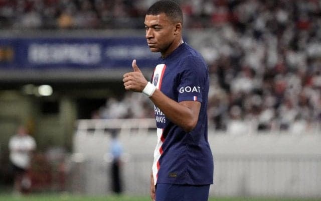 PSGムバッペが\"サイン攻め\"　試合後にスタッフへ大サービス