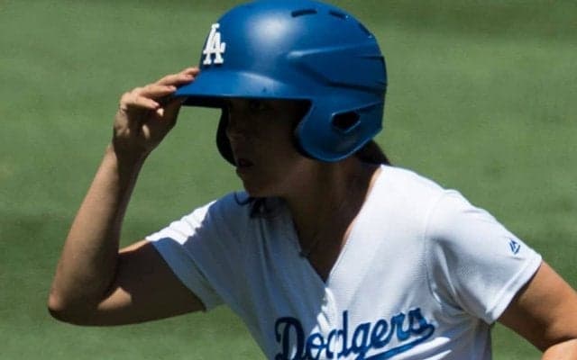 【MLB】ボールガールが「私たちの外野手よりうまい」　“大失態”も華麗なグラブさばきに喝采