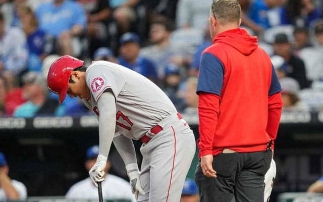【MLB】大谷翔平、自打球で悶絶も「心配ない」　監督代行、27日出場は「大丈夫だと」