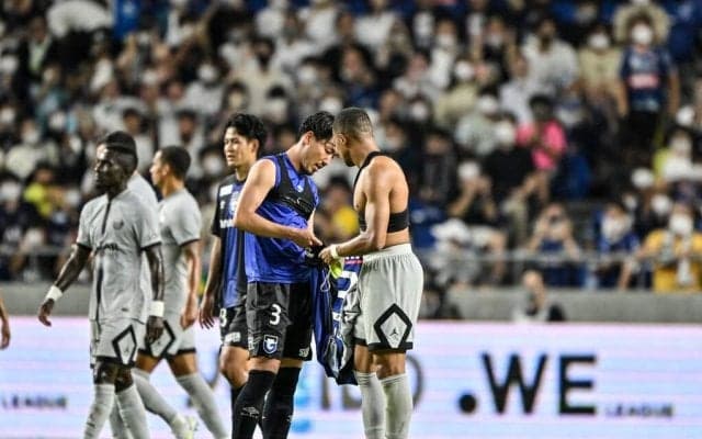 G大阪の選手が試合後にPSG選手のサイン待ちの行列！ PSG公式が「まるで少年のようです」と投稿した写真が「いつもなら逆の立場なのに」と話題に