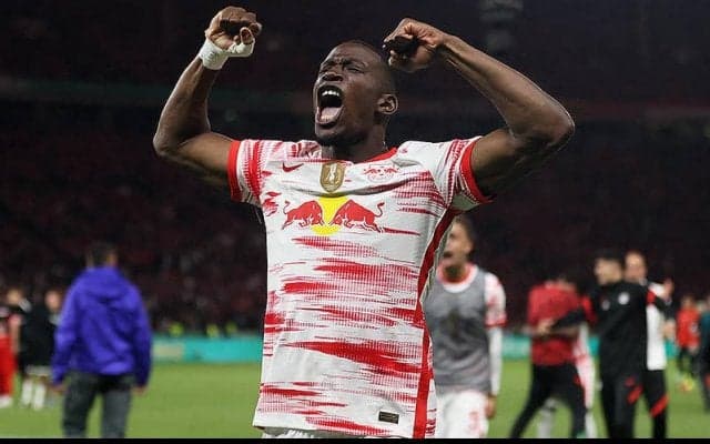 PSG、ライプツィヒのフランス代表DFムキエレを完全移籍で獲得