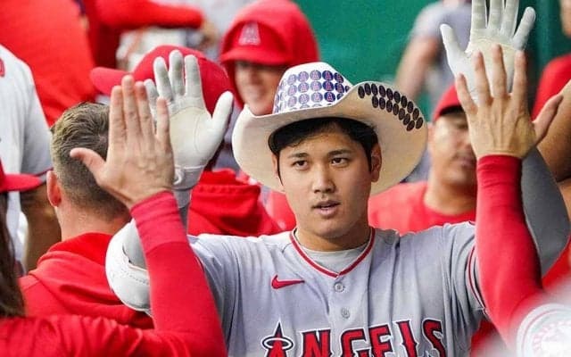 大谷翔平、敵地サイン攻め最中に優しさ見せた水原通訳にファン注目「転ばないで済んだ」