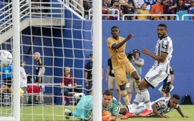 バルセロナFWデンベレが「踊るようなドリブル」からユベントスに2発叩き込む! 試合は2-2の引き分けに