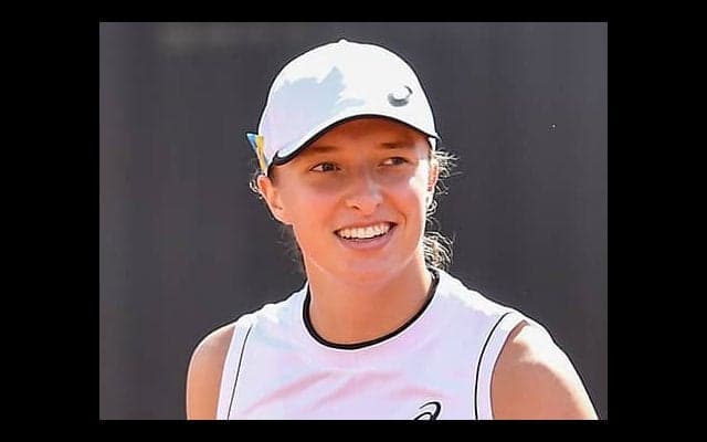  シフィオンテク 地元で初戦突破 